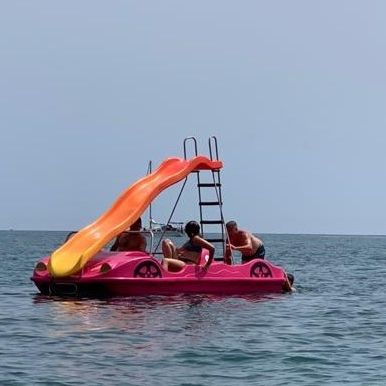 Прогулочный катамаран 4 места - HIDROFERRARI - AVENTURAS AQUATICAS - LA NORIA - из полиэтилена / с горкой / для компаний аренды
