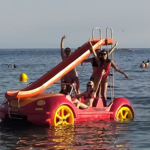 Прогулочный катамаран 4 места - HIDROBEETLE - AVENTURAS AQUATICAS - LA NORIA - из полиэтилена / с горкой / механизированный