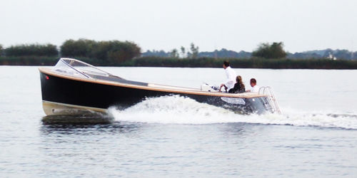 Тендер для яхты с внутренним мотором - 800 - Moonday Yachts - одномоторный / с центральной консолью / открытый