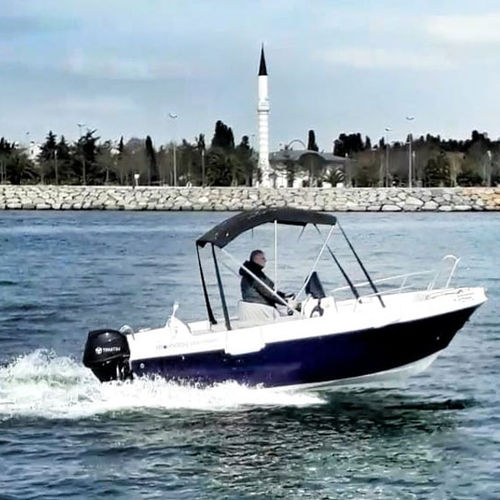 Открытый катер c подвесным мотором - 480 FISHER  - Moonday Yachts - с центральной консолью / для спортивной рыбалки / солнечная ванна
