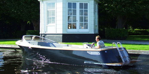 Тендер для яхты с внутренним мотором - 27 TRENDER - Moonday Yachts - с центральной консолью / открытый / солнечная ванна