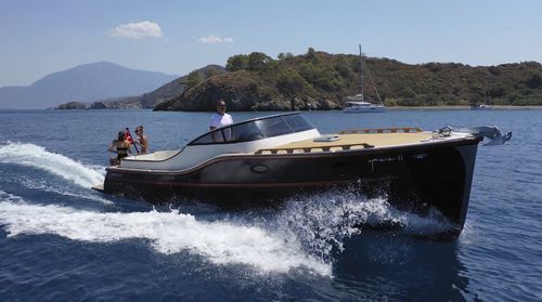 Прогулочный катер с каютой с внутренним мотором - 31 BOSPHORUS LE - Moonday Yachts - открытый / солнечная ванна / палуба из тикового дерева