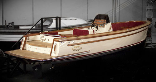Небольшой катер с внутренним мотором - 31 TRENDER - Moonday Yachts - открытый / с центральной консолью / традиционный