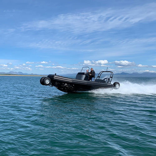 Амфибийная надувная лодка - 7.1 M - ASIS BOATS - c подвесным мотором / полужесткая / с центральной консолью