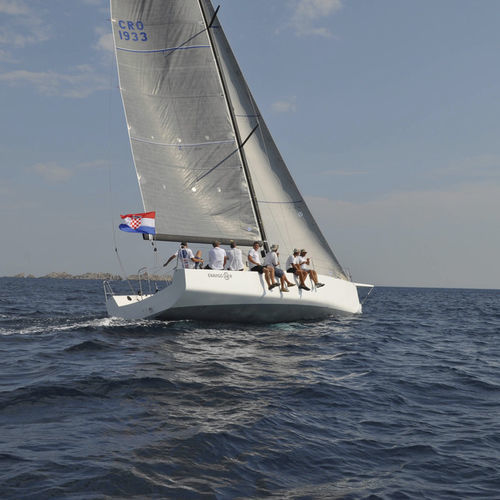Гоночный парусник - 38 - Enavigo Yachts - 3 каюты / 8 спальных мест / из карбона