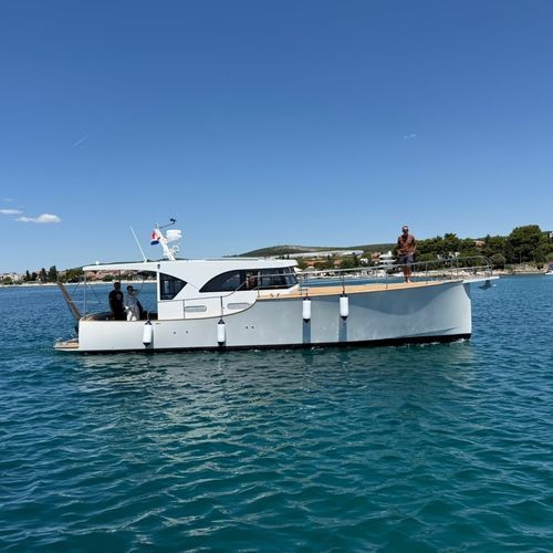 Быстроходный катер с внутренним мотором - Power 39 - Enavigo Yachts - хардтоп / из дерева / 2 каюты