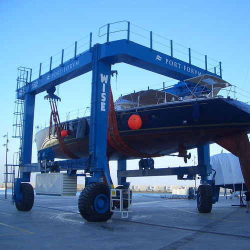 Судоподъемник на 4-х колесах - Wise Boat Hoists - с регулируемой по ширине траверсой