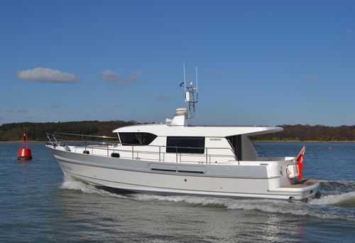 Быстроходный катер с внутренним мотором - HARDY 40DS - Hardy Marine - дизельный / корпус полуглиссирующего типа / с закрытым кокпитом