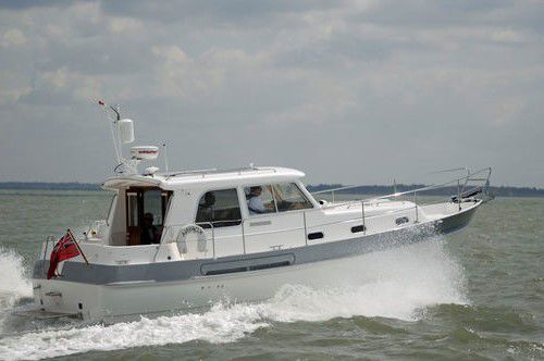 Быстроходный катер с внутренним мотором - HARDY 32DS - Hardy Marine - дизельный / двухмоторный / корпус полуглиссирующего типа