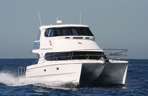Быстроходный катер катамаран - V1250 Conquest - Voyager Catamarans - с внутренним мотором / с закрытым флайбриджем / для спортивной рыбалки
