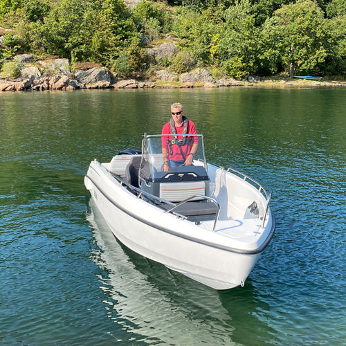 Открытый катер c подвесным мотором - 550 R - Bella Boats Oy - с центральной консолью / для водных лыж / для спортивной рыбалки