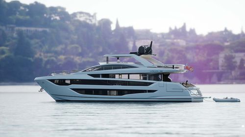 Спортивная моторная яхта - 82 - Pearl Motor Yachts Limited - с флайбриджем / с приподнятой рулевой рубкой / 4 каюты