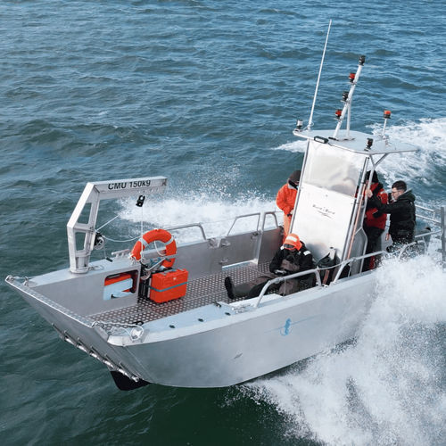 Профессиональный катер рабочее судно - FOXSEA 660  - BORD A BORD - научно-исследовательское учебное судно / катер для дайвинга / судно для сбора нефтяных разливов