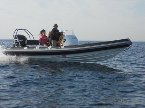Надувная лодка c подвесным мотором - RIB 690 - Solent Ribs - полужесткая / с центральной консолью / кормовая дуга