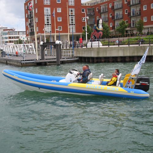 Надувная лодка c подвесным мотором - RIB 900 - Solent Ribs - полужесткая / с центральной консолью / кормовая дуга