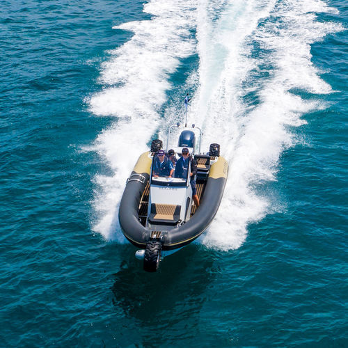 Надувная лодка c подвесным мотором - 7.5M - Sealegs International Limited - полужесткая / RIB / с центральной консолью