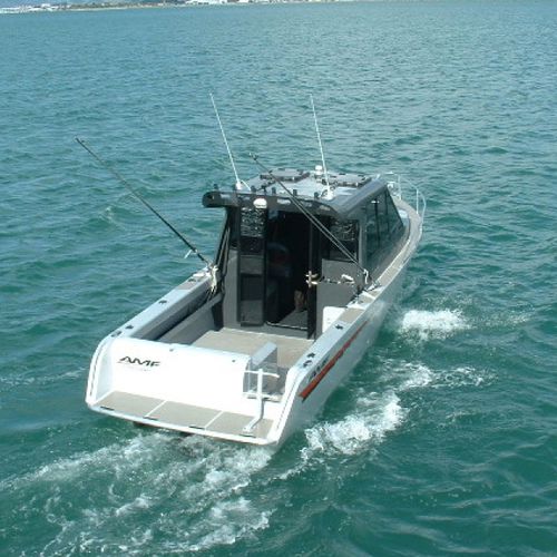 Прогулочный катер с каютой с внутренним мотором - Cobra 750 - AMF Boat Company - хардтоп / с закрытым кокпитом / для спортивной рыбалки
