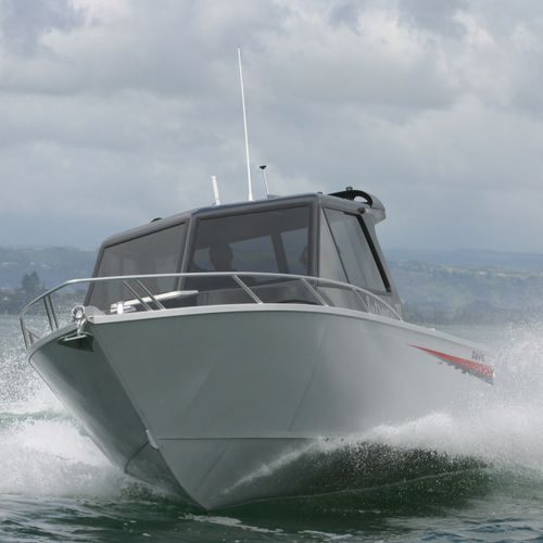Прогулочный катер с каютой с внутренним мотором - Cobra 850 - AMF Boat Company - хардтоп / с закрытым кокпитом / для спортивной рыбалки