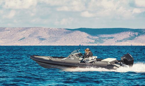 Надувная лодка c подвесным мотором - 28 BULLET - Goldfish - полужесткая / с центральной консолью / открытая