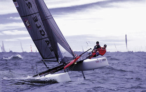 Спортивный катамаран для прибрежных гонок - EAGLE 20 - Eagle Catamarans - двухместный / с двойной трапецией / асимметричный спинакер