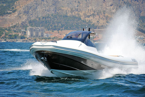 Надувная лодка с внутренним мотором - MX-13 COUPÈ - Cantieri Magazzù - RIB / с центральной консолью / макс. 24 человека
