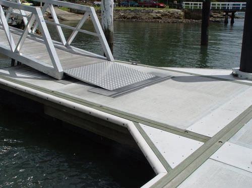 Покрытие понтона из бетона - Marina Dock Systems