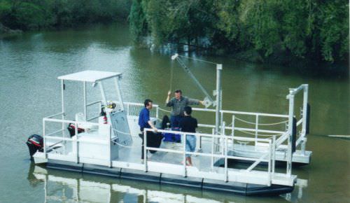 Профессиональный катер рабочее судно - EFFLUENT PONTOON - Marina Dock Systems - c подвесным мотором / катер-понтон
