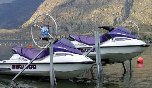 Подъемник для гидроцикла для водных мотоциклов - PWC - Hewitt Boats Lifts and Docks