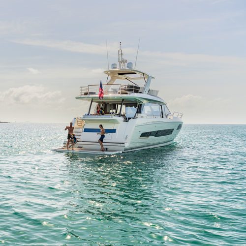 Круизная моторная яхта - 690 - Prestige Yachts - с флайбриджем / POD IPS / 3 каюты