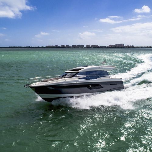 Круизная моторная яхта - 520S - Prestige Yachts - хардтоп / POD IPS / 3 каюты