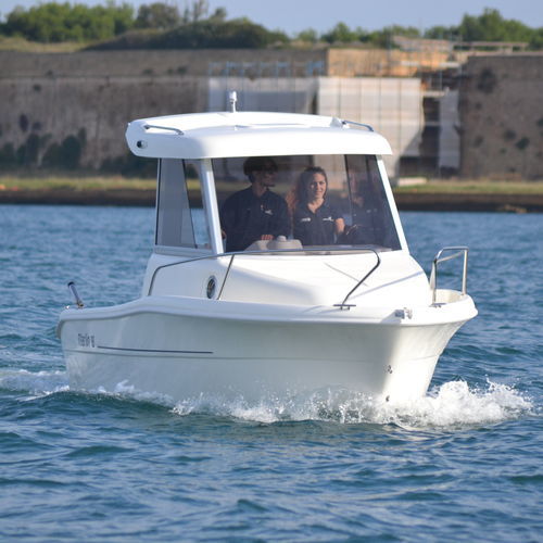 Рыболовно-прогулочный катер c подвесным мотором - MARLIN 18  - Mingolla Cantiere Nautico srl - с рулевой рубкой / макс. 6 человек