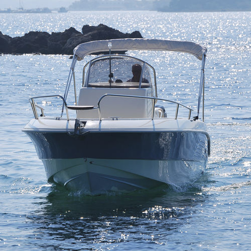 Открытый катер c подвесным мотором - BRAVA 25  - Mingolla Cantiere Nautico srl - с центральной консолью / макс. 10 человек / солнечная ванна