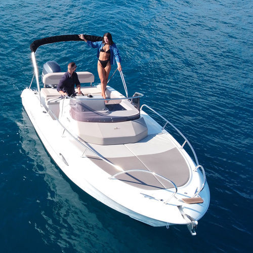 Прогулочный катер c подвесным мотором - BRAVA 22 WA  - Mingolla Cantiere Nautico srl - с центральной консолью / открытый / макс. 8 человек