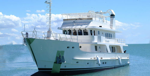 Круизная моторная яхта - M/Y Veronika - Inace - траулер / с рулевой рубкой / корпус водоизмещающего типа