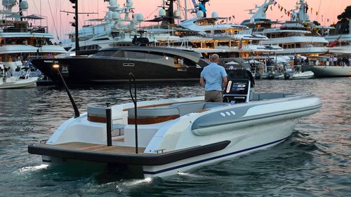 Надувная лодка с поворотно-откидной колонкой - 9.2 M - Yachtwerft Meyer - RIB / с центральной консолью / макс. 12 человек