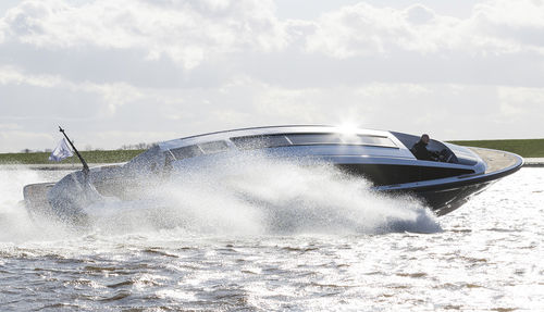 Быстроходный катер с внутренним мотором - CUSTOM LIMOUSINE 11.6m - Yachtwerft Meyer - двухмоторный / открытый / макс. 12 человек