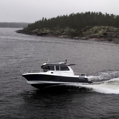 Быстроходный катер с внутренним мотором - 28+ - Linex-Boat Oy - с рулевой рубкой / макс. 8 человек / 2 каюты