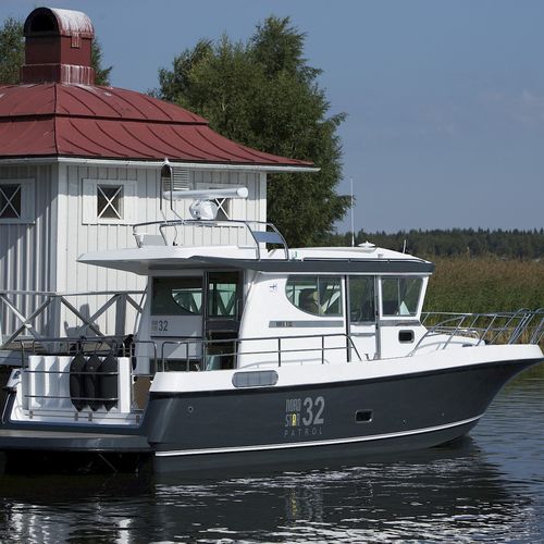 Быстроходный катер с внутренним мотором - 32 - Linex-Boat Oy - с рулевой рубкой / макс. 12 человек / 2 каюты