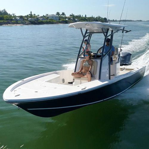 Судно для плавания в закрытых водах c подвесным мотором - 240 VIPER - Sea Fox Boats - с центральной консолью / для спортивной рыбалки / макс. 8 человек