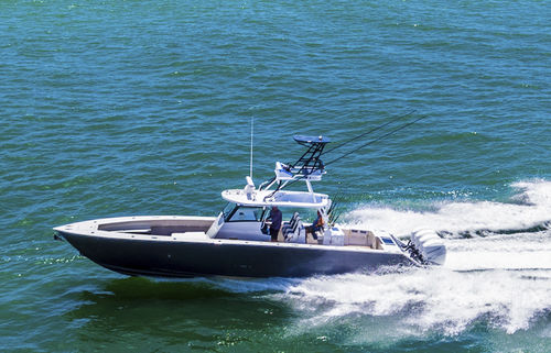 Открытый катер c подвесным мотором - 42 FEARLESS - Metal Shark Aluminum Boats - четырехмоторный / с центральной консолью / с флайбриджем