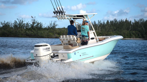 Открытый катер c подвесным мотором - Islander 222 - PIONEER BOATS - с центральной консолью / для рыбной ловли / макс. 10 человек
