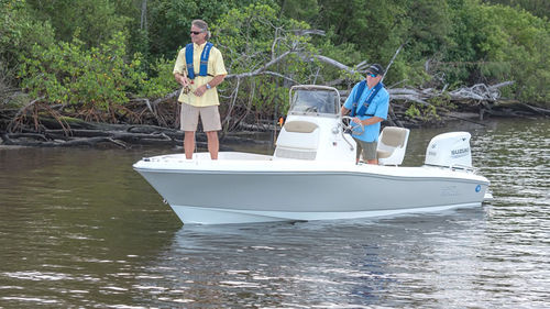 Судно для плавания в закрытых водах c подвесным мотором - BAY SPORT 175 - PIONEER BOATS - с центральной консолью / открытое / для спортивной рыбалки