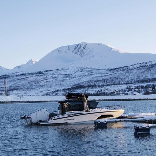 Прогулочный катер с каютой c подвесным мотором - Coupe 905 V12 - Nordkapp Boats - двухмоторный / с рулевой рубкой / макс. 9 человек
