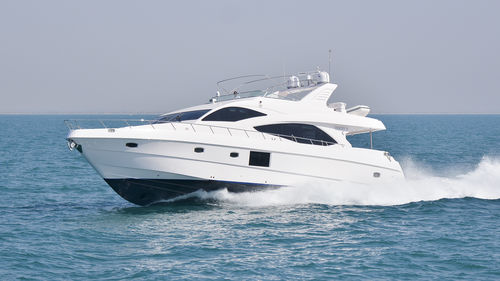 Круизная моторная яхта - 77 - Majesty Yachts - быстрая / с флайбриджем / 4 каюты