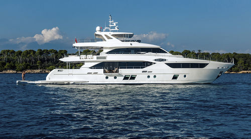 Круизная супер-яхта - 110 - Majesty Yachts - быстрая / с флайбриджем / с рулевой рубкой