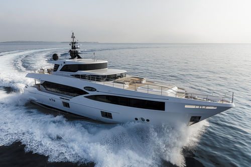 Круизная супер-яхта - 100 - Majesty Yachts - с флайбриджем / с приподнятой рулевой рубкой / валопровод