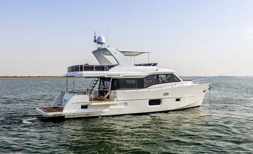 Круизная моторная яхта - Nomad 55 - Majesty Yachts - для экспедиций / экспедиция / с флайбриджем