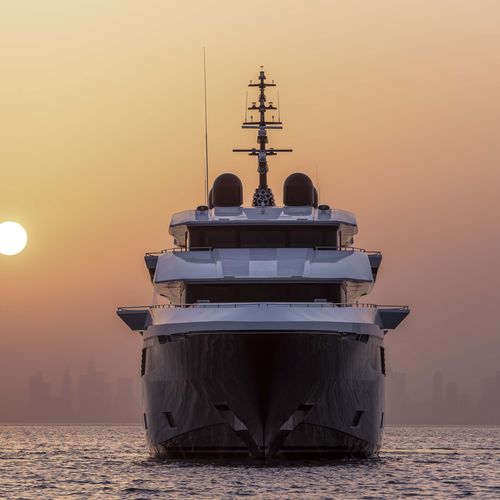 Круизная мега-яхта - 175 - Majesty Yachts - с приподнятой рулевой рубкой / из композита / с бассейном