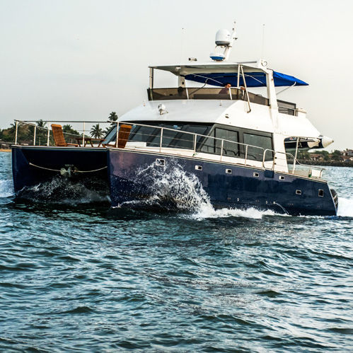 Быстроходный катер катамаран - 13 MTR - Neil Marine (Pvt) Ltd - c подвесным мотором / двухмоторный / с флайбриджем