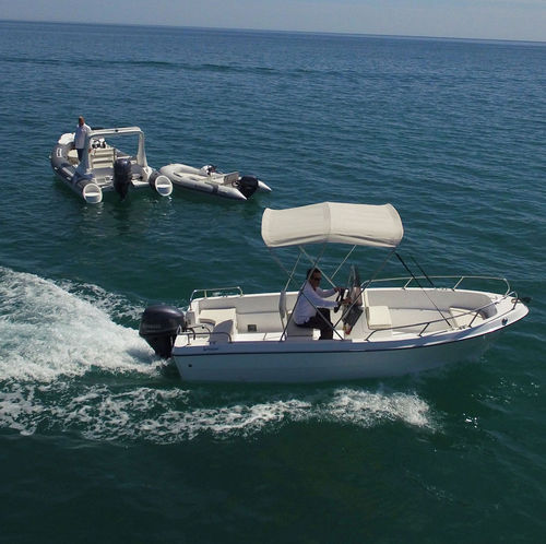 Открытый катер c подвесным мотором - FRP500 - Qingdao Lian Ya Boat Co.,Ltd. - с центральной консолью / для спортивной рыбалки / из стекловолокна